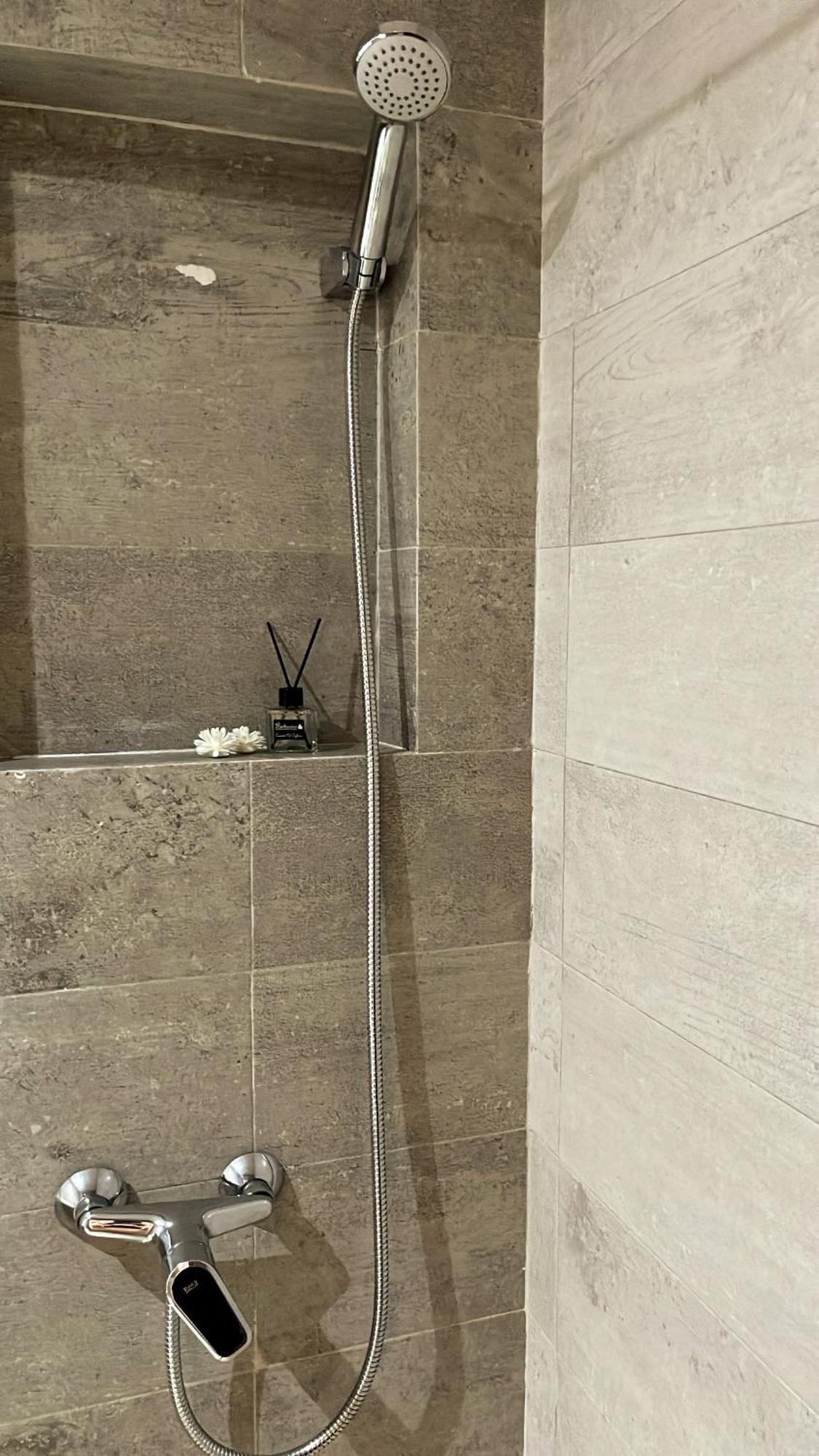 Elegant Avec Un Acces Piscine, Jardin, Parking Sous Sol Gratuit Sur Place, Et D'une Wifi Debit De La Fibre Optique Appartement
